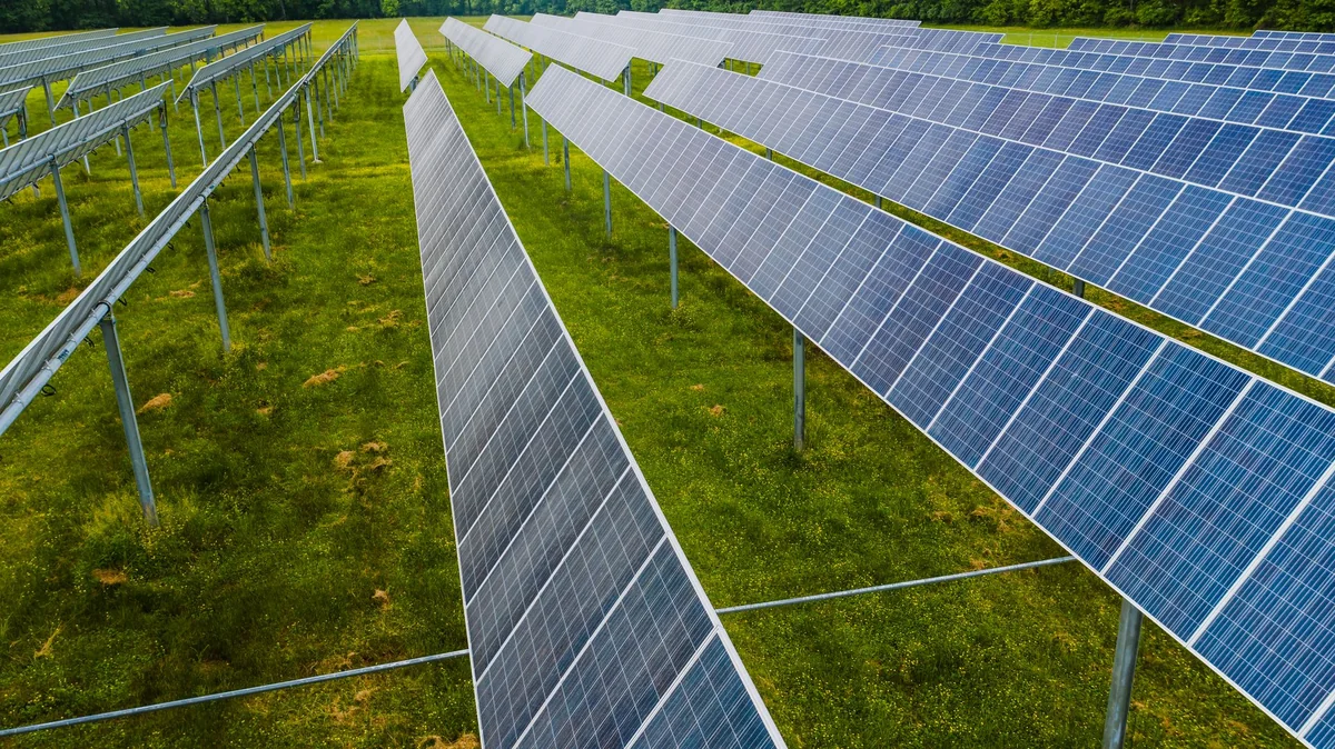 Paneles solares sobre un campo verde